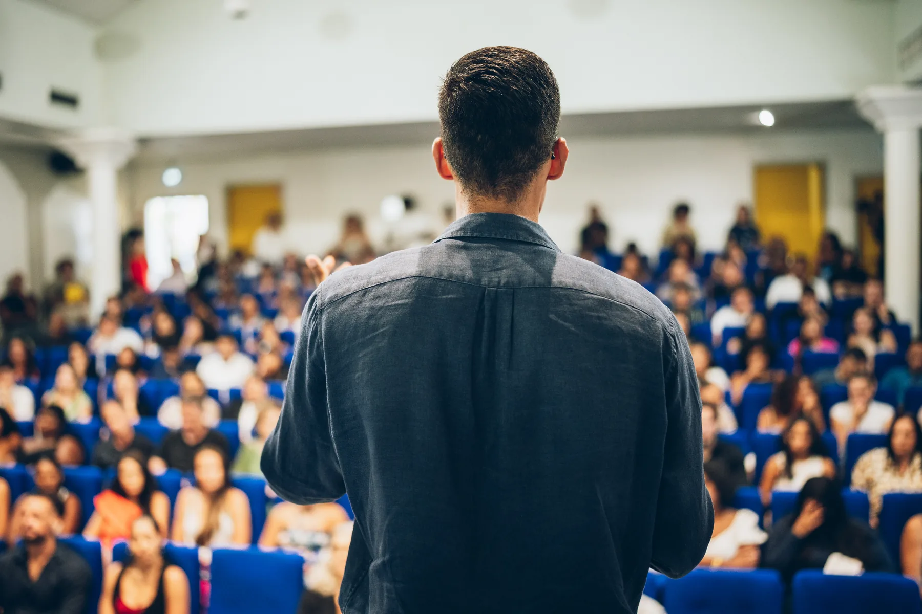 Julien Talbot devant un amphithéâtre pendant une conférence sur l’IA et le travail